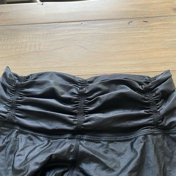 Carbon38 shiney leggings withh mesh on knees and lower thighs. Chill by Will - Picture 3 of 6